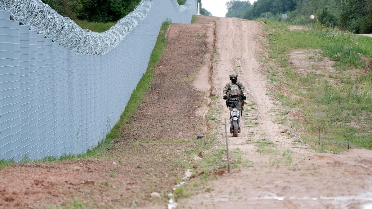 Na východní hranici NATO s Běloruskem hrozí nová železná opona